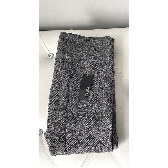 ‼️🚫 SOLD elsewhere 🚫‼️  Ardene • Legging with 3D design — Super-soft - Picture 4 of 9